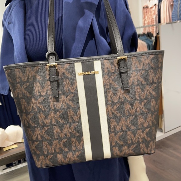 Michael Kors Jet Set Travel Medium Carryall Tote - Picture 2 of 16